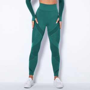 Detail der hoch taillierten Yoga-Hose in Dunkelgrün mit atmungsaktiven Cut-Outs