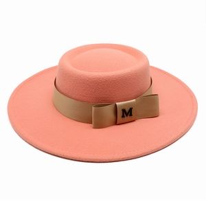 Eleganter korallenrosa Wollfilz-Flachhut mit Ripsband und metallener M-Dekoration