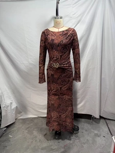 Détail d'une robe longue en mesh imprimé paisley avec fronces latérales et boucle en métal
