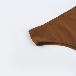 Gros plan détaillé du tissu en maille élastique marron avec couture double aiguille