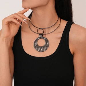 Detail van dubbellaagse choker met grote getextureerde mesh holle ronde hanger