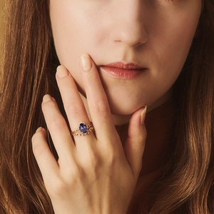 S925 zilveren ring met blauwe lapis lazuli en kristallen op modelhand