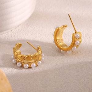 Dettaglio orecchini a cuore placcati oro 18K con perle e finitura a trama intrecciata