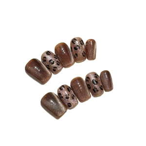 Handgefertigte Maillard-Leoparden-Drucknägel mit einem Vintage-Katzenaugeneffekt