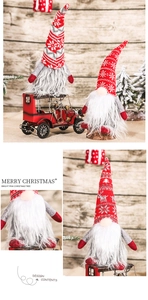 Détail de gnomes de Noël sans visage avec bonnets en tricot et barbes blanches sur bois
