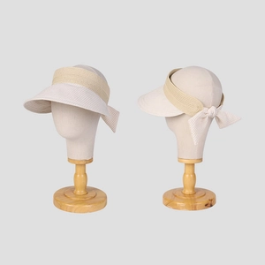 Elegante visiera estiva in paglia da donna con tesa larga e fiocco, viste frontale e posteriore