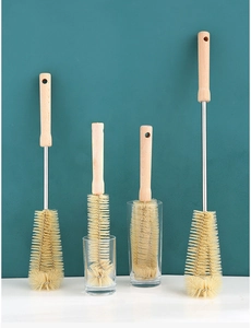 Détail de goupillons à manche en bois avec poils en spirale pour nettoyer les tasses