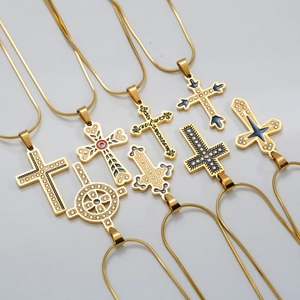 Collier Pendentif Croix en Acier Inoxydable Plaqué Or pour Hommes Femmes Bijoux Religieux Rétro Émail Zirconium Chaîne d'Os de Serpent