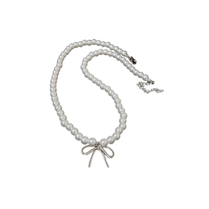 Collier ras du cou en perles blanches avec pendentif en métal argenté en forme de nœud