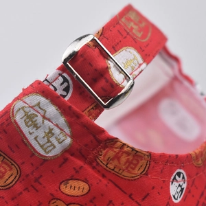 Détail macro d'une sangle de casquette en coton rouge avec boucle en métal robuste