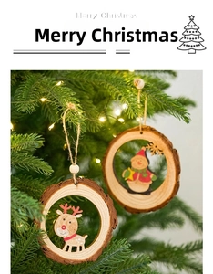 Nahaufnahme von Rentier- und Schneemann-Holzanhängern am Weihnachtsbaum mit warmem Licht