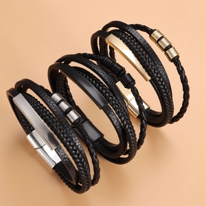 Detailansicht mehrlagiger Lederarmbänder mit verschiedenen Metall-Magnetverschlüssen
