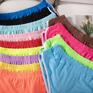 Bunte Auswahl an elastischen Damen-Sportshorts in fächerförmiger Farbanordnung
