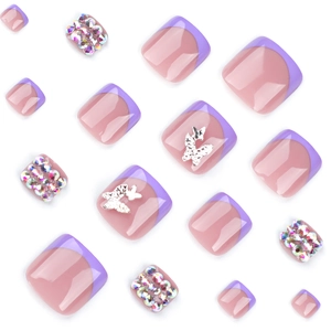 Lila French Tip künstliche Fußnägel mit Glitzersteinen und silbernen Schmetterlingen