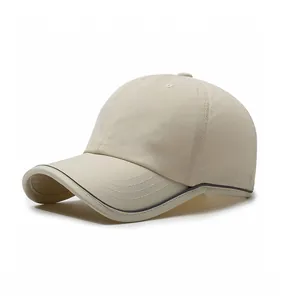 Détail des panneaux en maille respirante et du logo SPORTS sur la casquette beige