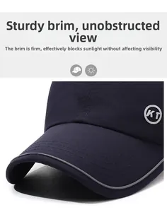 Dettaglio cappello blu navy con bordo riflettente e logo circolare KT applicato