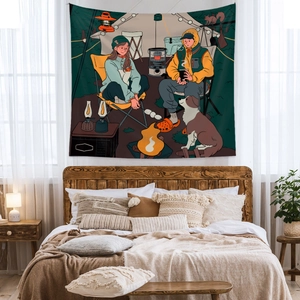 Détail d'une tapisserie de camping illustrée suspendue dans une chambre chaleureuse