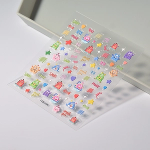 Détail macro de stickers 3D gaufrés pour ongles avec petits monstres et cœurs mignons