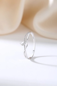 Vista macro dell'anello in argento 925 con zirconi scintillanti e trama a corda