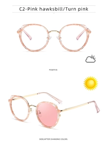 Détail de lunettes photochromiques rondes avec monture écaille rose et branches en métal doré