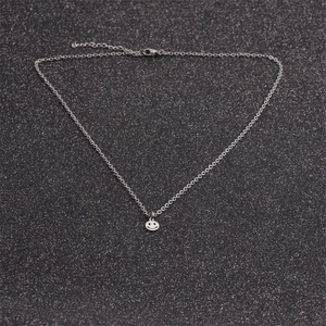 Collana da uomo in acciaio al titanio lucido con ciondolo a faccina sorridente su catena a maglia