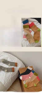 Gros plan de chaussettes rayées en coton montrant la texture et le talon renforcé