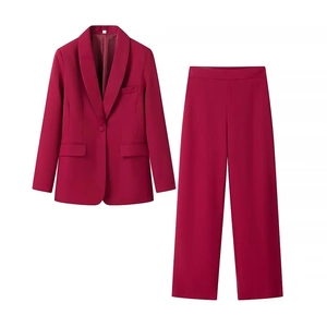 Completo due pezzi bordeaux da donna con blazer aderente e pantaloni ampi eleganti