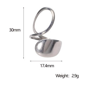 Détails de bague argentée irrégulière montrant 30mm de hauteur et 2,9g de poids