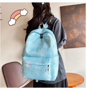 Mochila de nailon azul acolchada con corazones y bolsillo frontal en la espalda