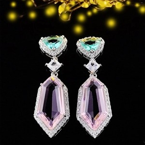 Detalle de pendientes en forma de U con gemas púrpuras y circonitas blancas pavé