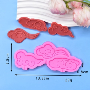 Détail du moule en silicone rose avec motif de nuage pour la pâtisserie et le DIY
