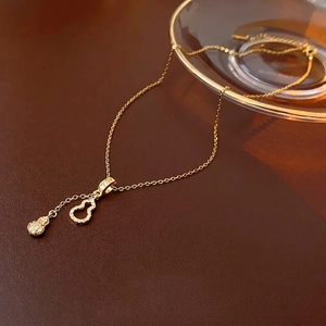Collier en acier titane avec pendentif gourde évidée et pompons de zircon étincelants