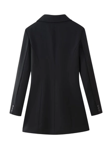 Vue arrière d'une élégante robe blazer noire cintrée montrant la coupe à la taille