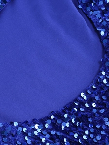 Gros plan de sequins bleu roi et détails de tissu lisse sur la robe de soirée