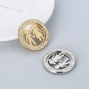 Pendentif rond en acier titane avec strass et motif de couple découpé en or et argent
