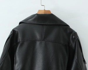 Rückansicht der schwarzen Kunstlederjacke mit Details zu Kragen, Schultern und Nähten