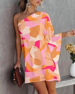 Détail d'une robe courte asymétrique avec imprimés géométriques abstraits rose orange