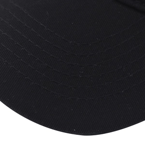 Vue macro des coutures à 5 rangées sur la visière de la casquette en coton noir