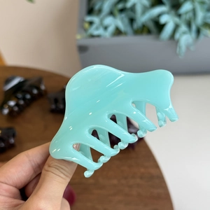 Pince à cheveux élégante vert menthe avec design ondulé de 9cm pour femmes
