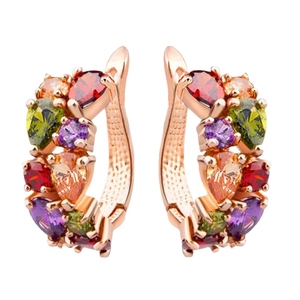 Boucles d'oreilles huggie en or rose avec cristaux de zircon colorés en forme de goutte