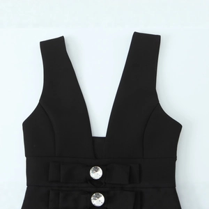 Schwarzes Kleid mit tiefem V-Ausschnitt, dekorativen Schleifen und Kristallknöpfen