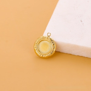 Détail macro du pendentif rond en acier inoxydable doré avec bordure torsadée pour bijoux