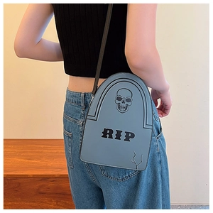 Sac bandoulière en forme de pierre tombale avec motif crâne et détail RIP