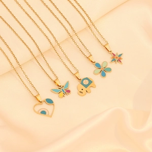 Lot de 5 colliers dorés avec pendentifs colorés en émail cœur, papillon et éléphant