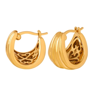 Vintage 18K gold plated U-shaped hoop earrings with ribbed texture and hollow pattern