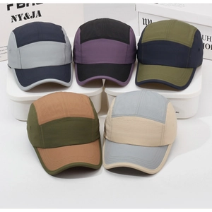 Detailansicht der 5-Panel-Schnelltrocknende Sportkappen in verschiedenen Farben.