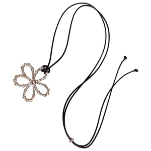 Collier minimaliste avec pendentif fleur argentée, cordon ciré noir et design réglable