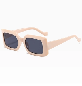 Détail de lunettes de soleil rectangulaires blanc crème avec monture épaisse