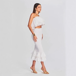 Ensemble deux pièces en dentelle blanche avec crop top et jupe sirène à broderie anglaise