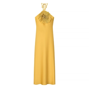 Robe longue licou en satin jaune élégante avec grande fleur 3D et broderie de perles